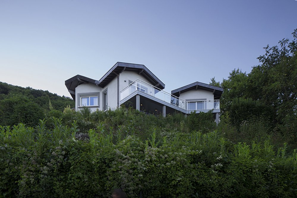 massimiliano-camoletto-architects-lakeside-chalet-1.jpg